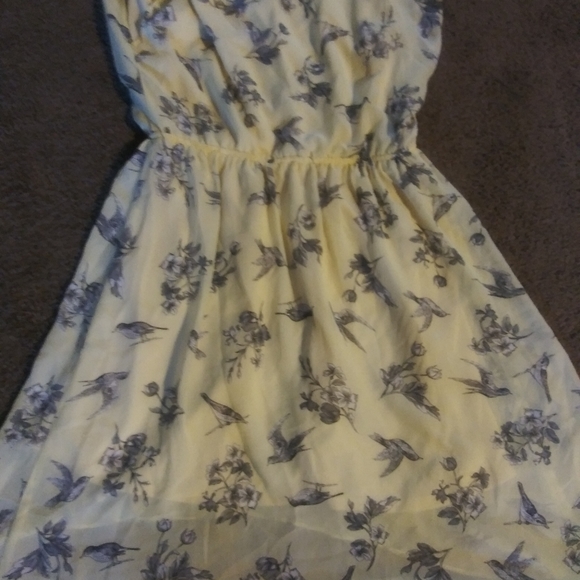Flattering Yellow flower and bird print poly dress - Picture 3 of 7